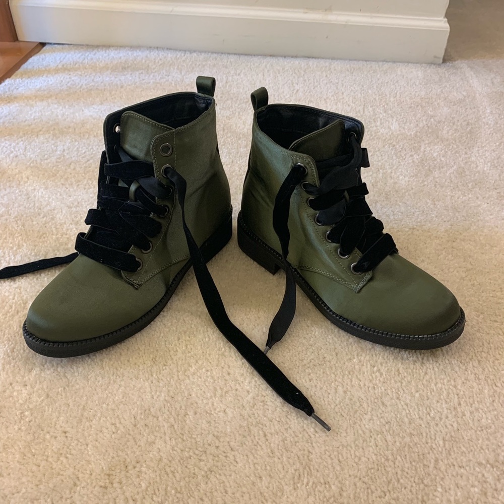 Dirty laundry green boots with velvet strings.